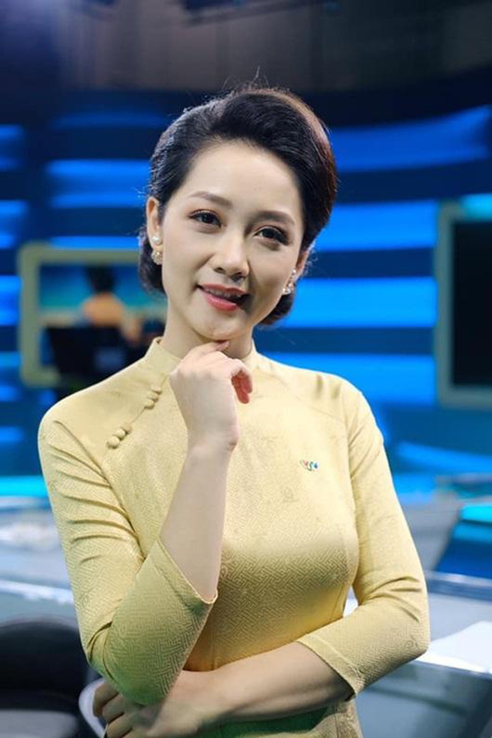 Nữ MC xinh đẹp nổi tiếng của bản tin Thời sự 19h VTV tiết lộ "bí mật" hậu trường - 2