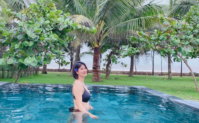 Kim Huệ khoe ảnh đẹp nao lòng khi diện đồ bikini thả dáng trong bể bơi xanh ngắt