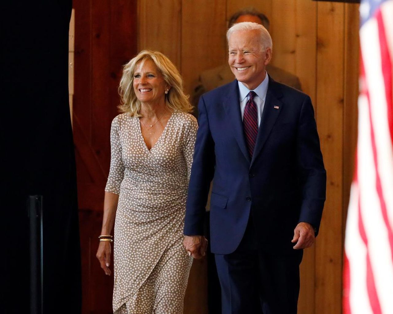 Ông Biden – người vừa thắng bầu cử tổng thống Mỹ - và vợ (ảnh: AP)