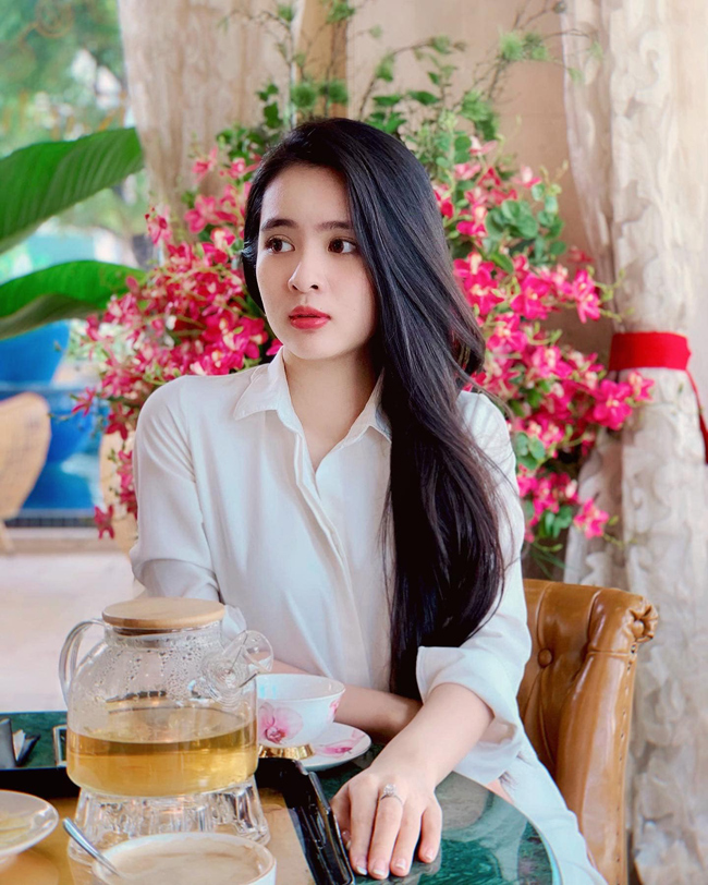 Ái Phi&nbsp;gây ấn tượng bởi gương mặt trái xoan, sống mũi cao và đường nét dịu dàng, thanh tú.&nbsp;
