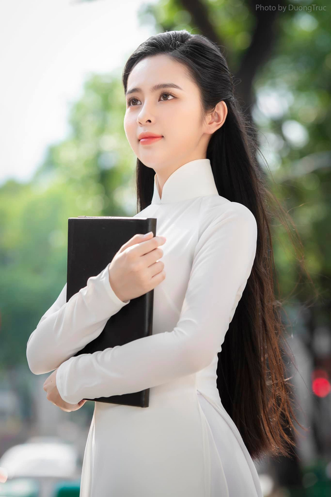 Cô từng đăng quang ngôi vị Hoa khôi Đại học Tôn Đức Thắng 2019, giành giải Miss Phong cách 2019, Á khôi Duyên dáng Tết Sinh viên 2019…
