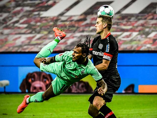 Bóng đá - Ngỡ ngàng siêu phẩm “bọ cạp” ở Bundesliga, Giroud - Mkhitaryan phải nể