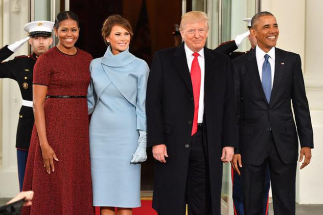Lần lượt từ trái sang: cựu Đệ nhất Phu nhân Michelle Obama, Đệ nhất Phu nhân Melanie Trump, Tổng thống Donald Trump và cựu Tổng thống Barack Obama tại Lễ Nhậm chức của ông Trump vào ngày 20-1-2017. Ảnh: REUTERS