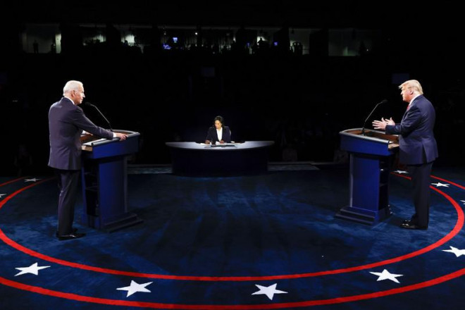 Tổng thống Donald Trump (phải) và Tổng thống đắc cử Joe Biden tại buổi tranh luận trực tiếp cuối cùng vào ngày 22-10. Ảnh: REUTERS