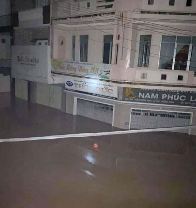 Lũ ngập gần hết tầng trệt các căn nhà ở thị trấn La Hai, huyện Đồng Xuân, Phú Yên. Ảnh: Dương Thủy