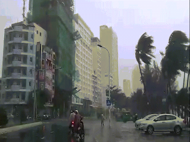 Bão đổ bộ vào Khánh Hòa, TP Nha Trang mưa to, gió lớn, nhiều nơi mất điện