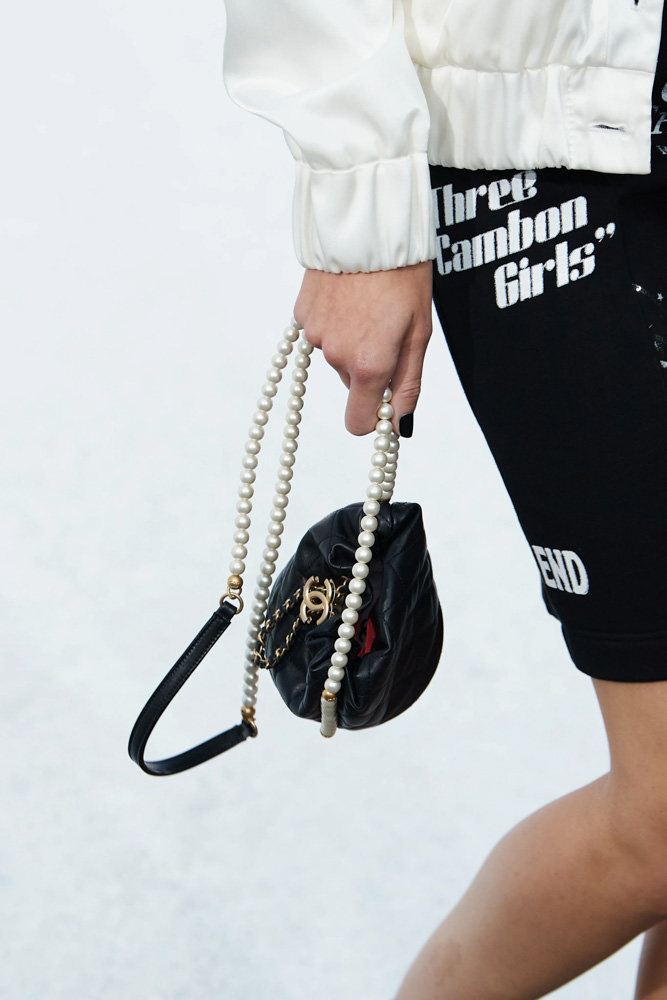 Cơn sốt từ những chiếc túi bé tí hon vẫn chưa dừng lại. Một trong những nhà mốt hàng đầu thế giới là Chanel cũng lăng xê tiếp tục kiểu túi chỉ đựng vừa tiền xu này. Tuy nhiên không chỉ mẫu túi micro mà cả túi cỡ lớn hơn một chút, cỡ nhỏ cũng được nhà mốt 2 chữ C đem tới cho giới mộ điệu.