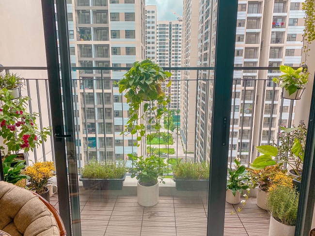 Chị Trà My cho biết, chi phí mà chị bỏ ra để tự tay trang trí và sắp đặt căn nhà như mong muốn là khoảng&nbsp;350 triệu đồng (đã bao gồm tiền các thiết bị, máy móc điện tử). Với sự sáng tạo của bản thân và tham khảo các ý tưởng từ mạng xã hội, chị đã có căn nhà tiện dụng, xinh xắn nhưng cũng không kém phần hiện đại.