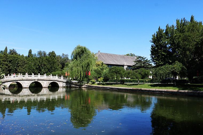 Bảo tàng Lịch sử Đại học Bắc Kinh nằm bên hồ sen ở cổng phía Tây của Vu Yến viên, được xây dựng nhân lễ kỷ niệm 100 năm của Đại học Bắc Kinh vào tháng 5 năm 1998 và hoàn thành vào tháng 9 năm 2001.
