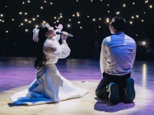 Sao Việt - Wowy và NTK Phạm Đặng Anh Thư xúc động quỳ trên sân khấu cảm ơn "Thiên đàng"