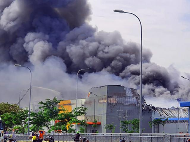 Tin tức trong ngày - Cháy dữ dội ở TP.HCM, cả trăm cảnh sát căng mình dập lửa