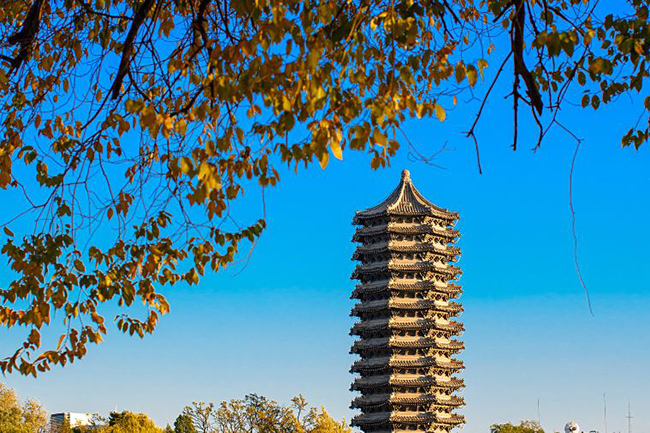 Ban đầu là tháp cấp nước trong khuôn viên, nó được xây dựng theo phong cách của tháp đốt đèn lồng cổ ở Thông Châu.
