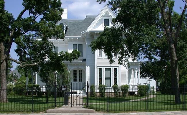 Sau khi rời Nhà Trắng, cựu tổng thống Harry Truman và vợ trở về căn biệt thự của họ tại thành phố Independence, bang Missouri.
