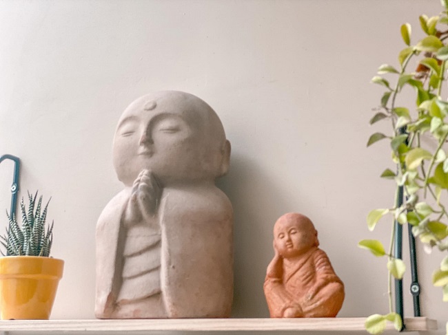 Những mòn đồ trang trí có kích thước nhỏ, cùng tông màu được chị My chăm chút làm cho căn phòng thêm phần sinh động.