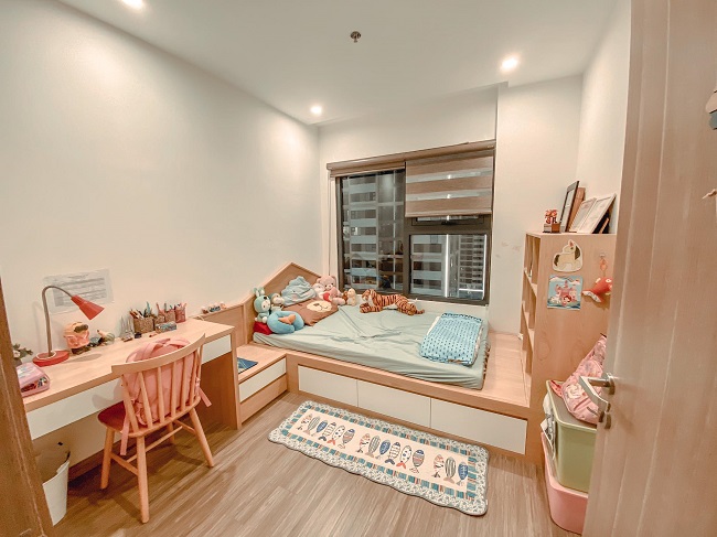 Phòng riêng của con gái được chị My áp dụng sự đơn giản tuyệt đối về màu sắc với hai tone trắng nâu nổi bật.