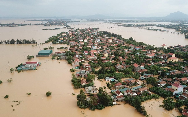 Miền Trung Việt Nam đã hứng chịu các đợt mưa lớn kéo dài, bão lũ và gió mạnh gây lũ lụt và sạt lở đất nghiêm trọng.
