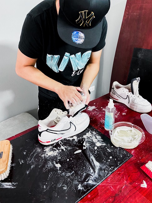 Từ đam mê những đôi giày thể thao hàng hiệu, chàng trai 22 tuổi đã khởi nghiệp với công việc vệ sinh giày.