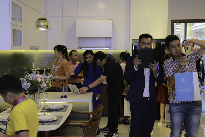 Khách hàng tham quan và trải nghiệm nhà mẫu C-Sky View.