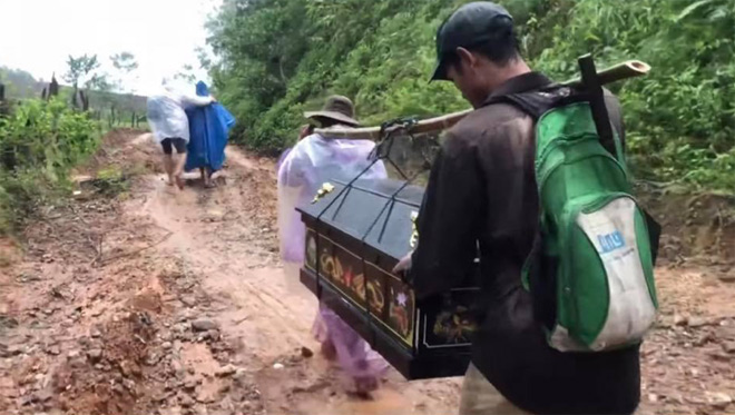 Người thân lội bùn băng rừng gánh quan tài cậu bé tí hon khiến H'Hen Niê nghẹn ngào - 2