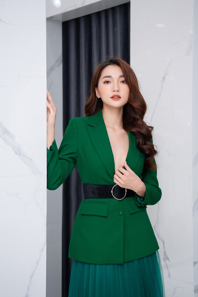 Hoa hậu &#34;ngoan nhất showbiz Việt&#34; đọ sắc cùng dàn mỹ nhân nổi tiếng - 9