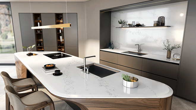 Sản phẩm đá Vicsotone Statuario được nhà thiết kế Hà Hoàng vận dụng tinh tế trong không gian bếp tạo nên hiệu ứng bắt mắt, mang dấu ấn riêng của nữ KTS.