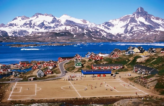 Tasiilaq, Greenland: Sân bóng tuyệt vời này nằm giữa một cảnh quan không thể hấp dẫn hơn.&nbsp;
