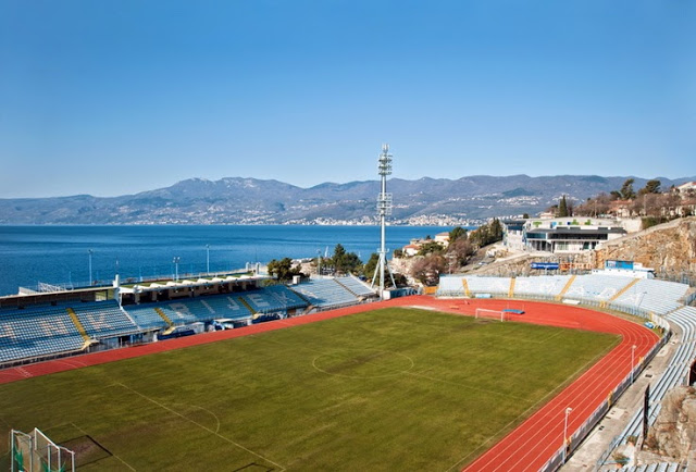 Sân vận động Kantrida, Croatia: Đây là một sân bóng lý tưởng cho những người yêu thiên nhiên khi nó nằm sát bên bờ biển xanh ngắt và được vây xung quanh bởi những ngọn núi trập trùng.