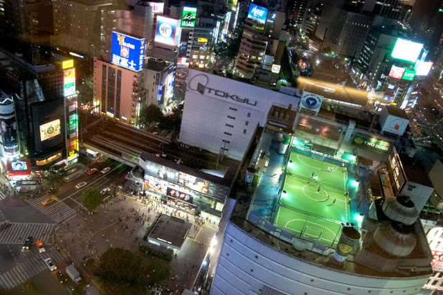 Sân vận động Futsal Adidas, Tokyo, Nhật Bản: Đây là một sân vận động rất đặc biệt. Sân bóng độc đáo này nằm trên nóc một tòa cao ốc giữa lòng thành phố đông đúc.&nbsp;
