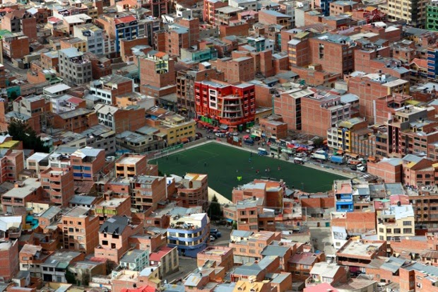 La Paz, Bolivia: Sân vận động này là mảnh đất mang màu xanh hiếm hoi nằm lọt thỏm giữa các tòa nhà xây chi chít bao xung quanh.&nbsp;