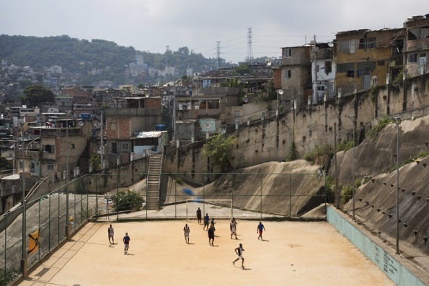 Sao Carlo Favela, Rio De Janeiro, Brazil: Là một đất nước của những người dân cuồng bóng đá, bạn sẽ bắt gặp những sân bóng ở mọi nơi và đây là một sân bóng được thiết kế ở vị trí rất hiếm thấy giữa những con dốc.&nbsp;