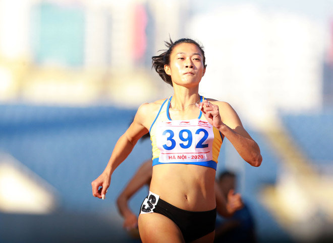 Tú Chinh (phải) không có đối thủ ở nội dung 100m nữ. Ảnh Ngọc Tú