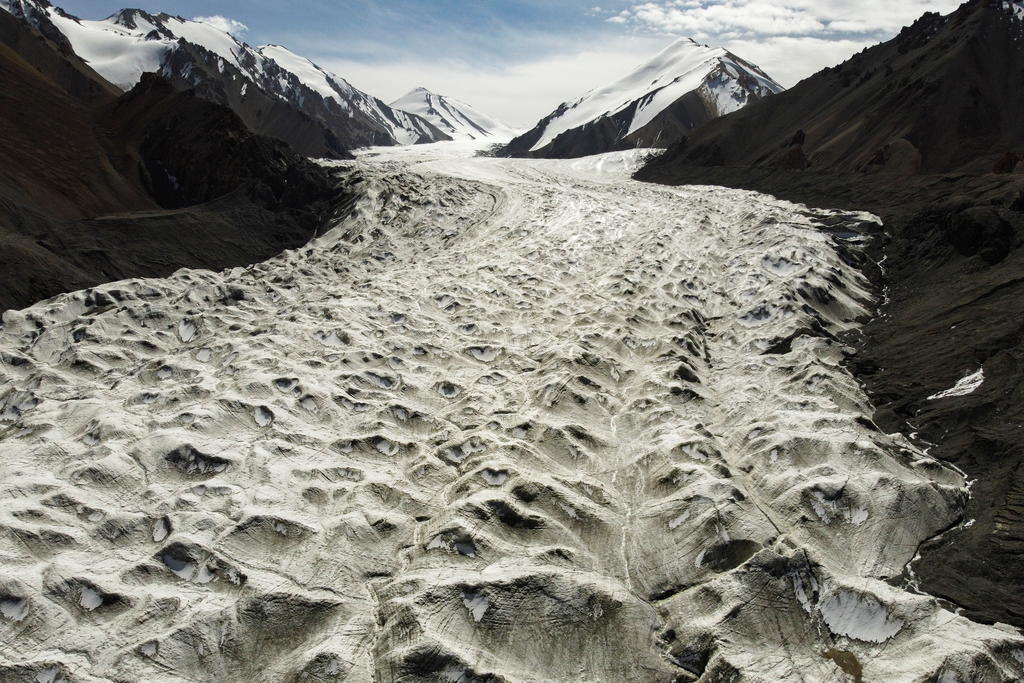 Nhiều sông băng lớn ở Trung Quốc đang tan chảy với tốc độ gây “sốc”, theo chuyên gia (ảnh: Reuters)