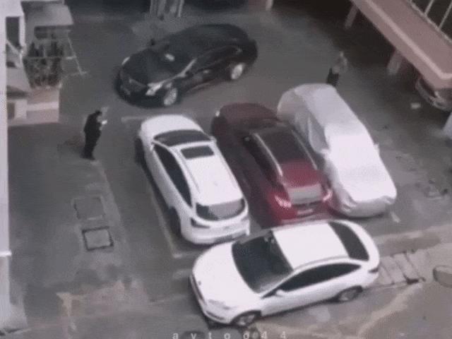 Ô tô - Video: Tài xế húc văng ô tô khi bị chắn lối ra ở bãi đỗ xe