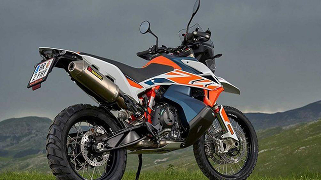 Kiểu dáng thiết kế của KTM 890 Adventure R Rally khá gọn gàng với tổng thể xe cao ráo nhờ hệ thống treo WEP XPLOR Pro đến từ thương hiệu WP
