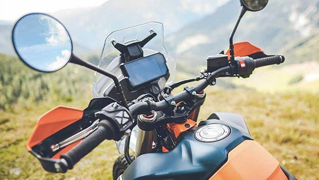 KTM 890 Adventure R Rally còn được trang bị hệ thống ống xả Akrapovic, yên xe Enduro, bình xăng ốp carbon, hệ thống sang số nhanh Quickshifter+
