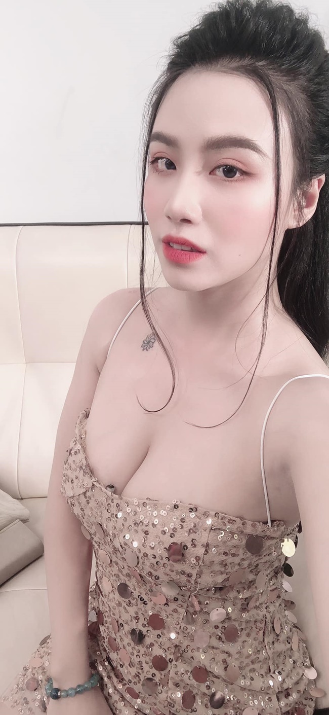 Trước đó, Linh Miu đã thừa nhận chuyện chia tay bạn trai và tham gia một gameshow hẹn hò trên truyền hình.
