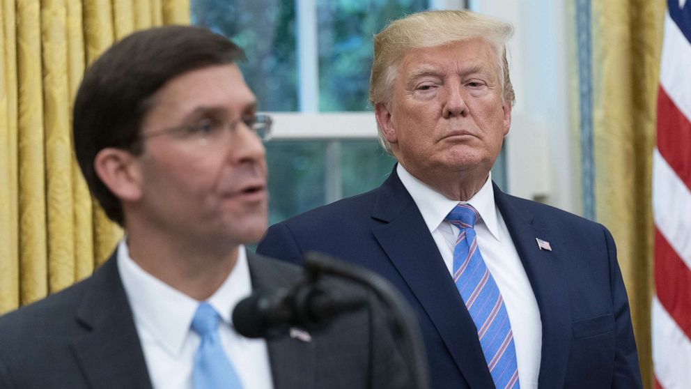 Ông Trump (phải) hôm 9/11 tuyên bố sa thải Bộ trưởng Quốc phòng Mỹ. Ảnh: Getty