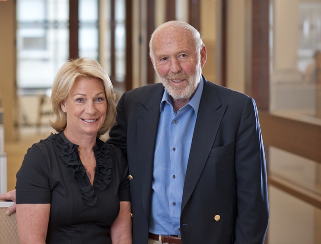 Jim và Marilyn Simons có khối tài sản ròng 23,5 tỷ USD. Cặp vợ chồng này đã quyên góp cho các ủy ban và siêu ủy ban hành động chính trị (super-PACs) ủng hộ ông Biden tổng số tiền hơn 8 triệu USD.  
