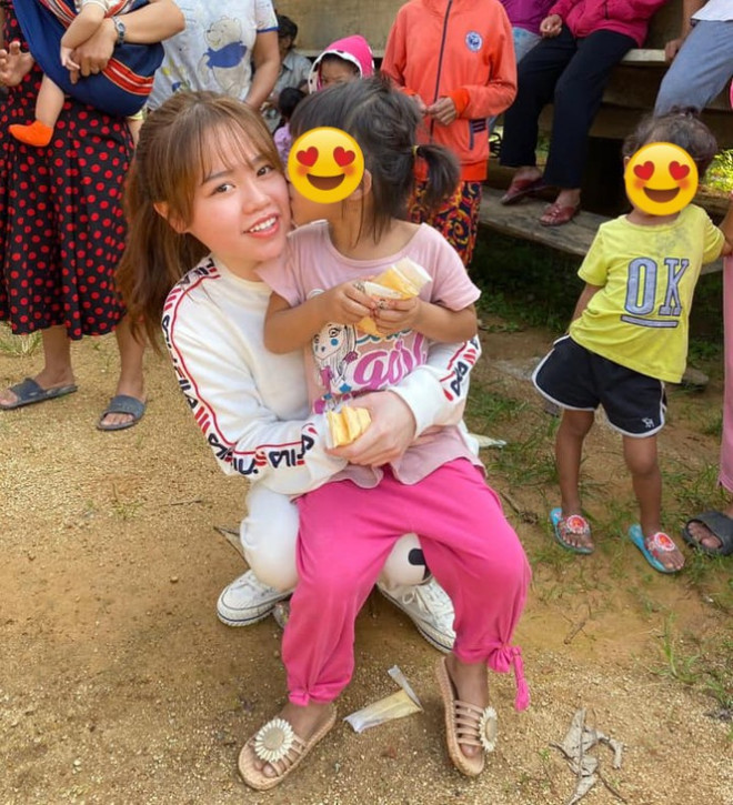 Huỳnh Anh xuất hiện trong một chuyến đi thiện nguyện ở Quảng Nam.