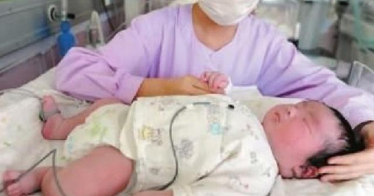 Bạn trẻ - Cuộc sống - Mẹ vác bụng bầu "khổng lồ" nhập viện, ai cũng tưởng sinh 3 nhưng kết quả gây choáng