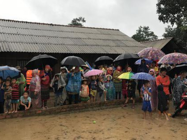 Tin tức trong ngày - Hàng ngàn người bị cô lập giữa lòng hồ thủy lợi ngàn tỉ