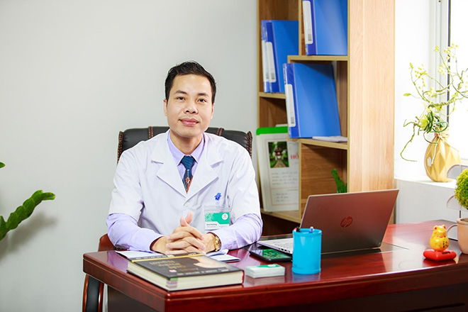 Bác sĩ chuyên khoa 1 Đinh Việt Hùng, người đầu tiên nghiên cứu và ứng dụng thành công phương pháp nắn chỉnh kết hợp cấy chỉ tại Việt Nam