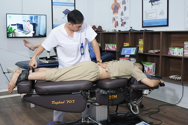 Bác sĩ Đinh Việt Hùng, "bàn tay vàng" trong nắn chỉnh kết hợp cấy chỉ