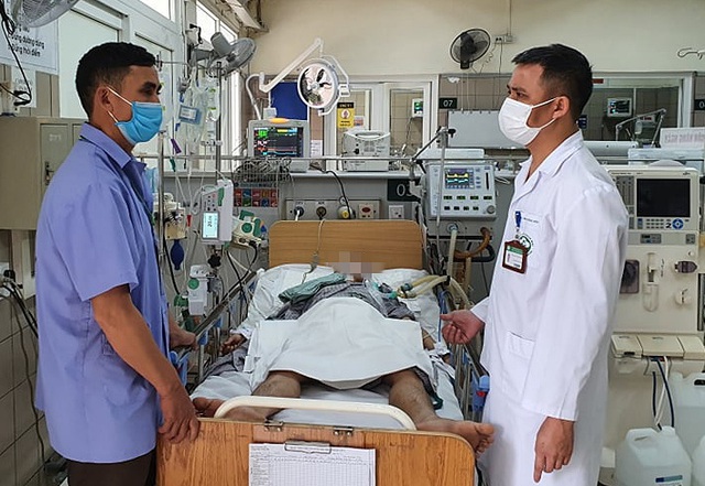 TS. BS Nguyễn Trung Nguyên đang thăm khám cho bệnh nhân ngộ độc cồn công nghiệp methanol đang điều trị tại Trung tâm Chống độc, BV Bạch Mai.