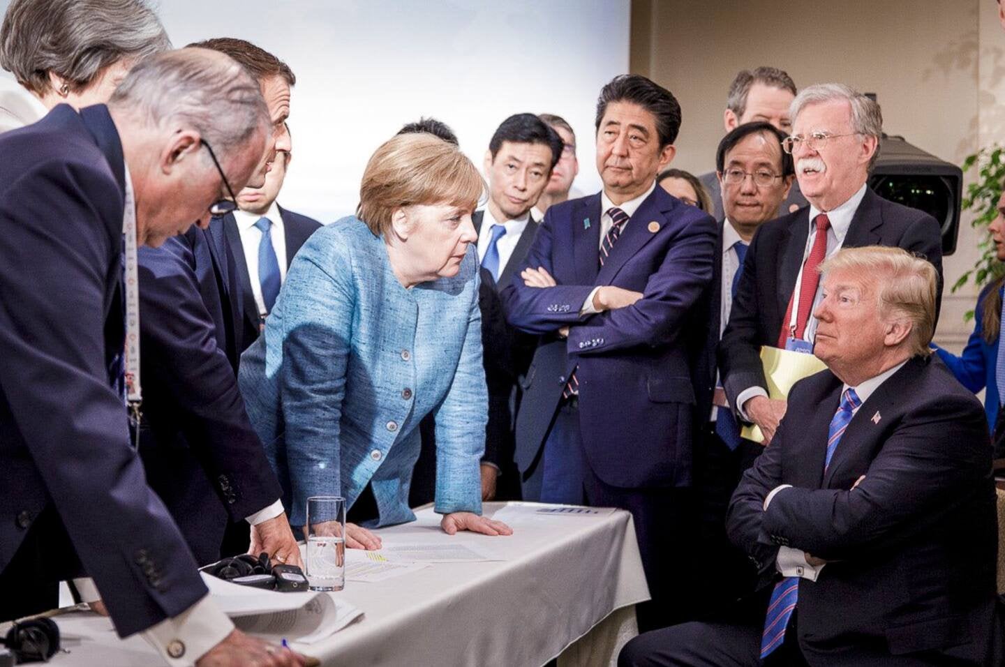 Thủ tướng Đức Merkel tỏ ra căng thẳng với ông Trump trong hội nghị G7 năm 2018 (ảnh: CNN)