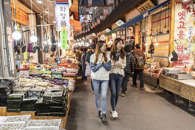 Các cửa hàng bên trong khu chợ