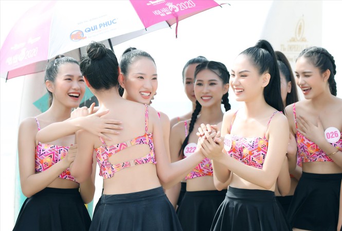 Thí sinh Hoa hậu Việt Nam chia sẻ niềm vui sau mỗi phần thi