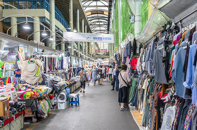 Đa dạng các mặt hàng được bày bán tại chợ Seomun