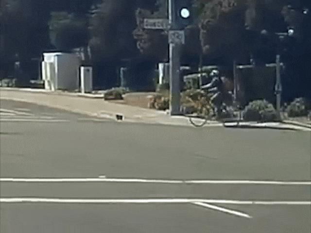 Ô tô - Video: Qua đường thiếu quan sát xe đạp bị ô tô húc văng