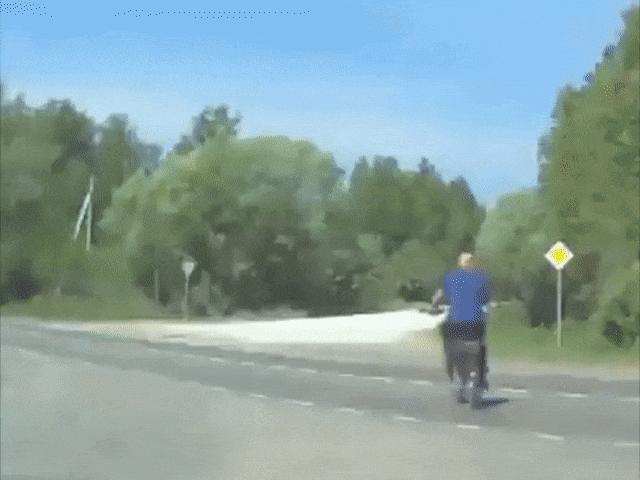 Ô tô - Video: Rùng mình xe đạp thoát nạn dưới bánh xe container